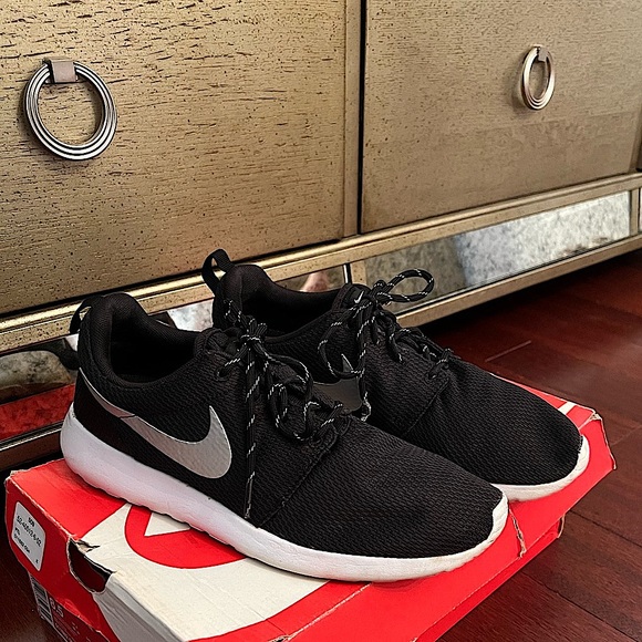 Nike Shoes - W Nike Roshe One